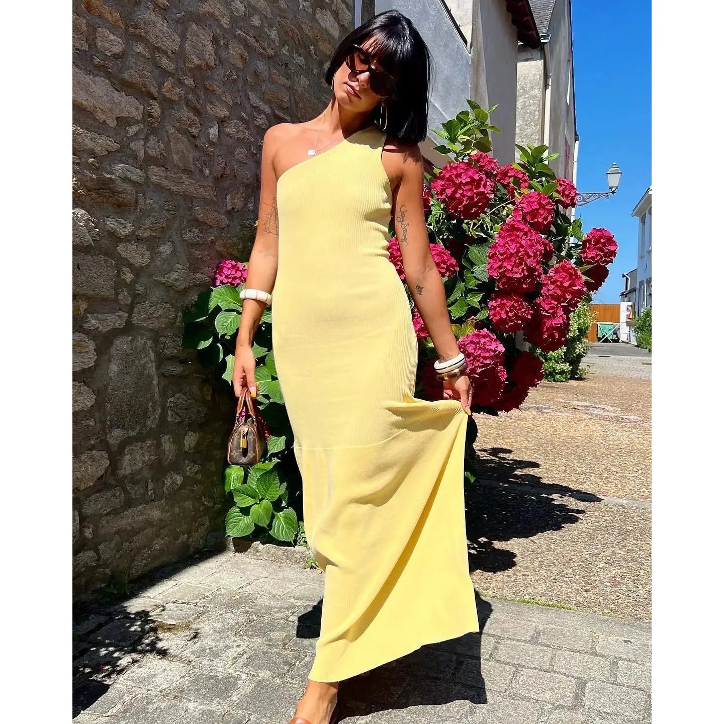 Robe Athina en tricot de coton sculptural & L'élégance asymétrique pour vos soirées chic