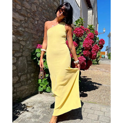 Robe Athina en tricot de coton sculptural & L'élégance asymétrique pour vos soirées chic