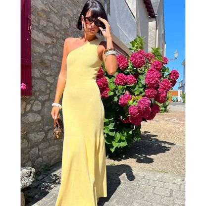 Robe Athina en tricot de coton sculptural & L'élégance asymétrique pour vos soirées chic