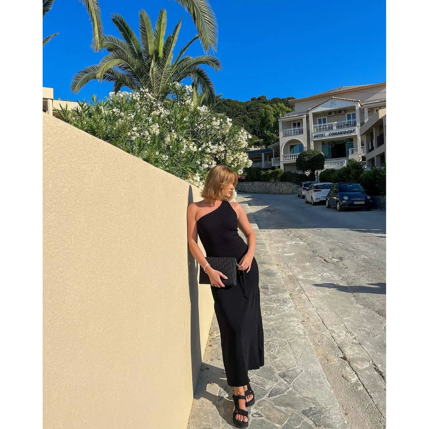 Robe Athina en tricot de coton sculptural & L'élégance asymétrique pour vos soirées chic