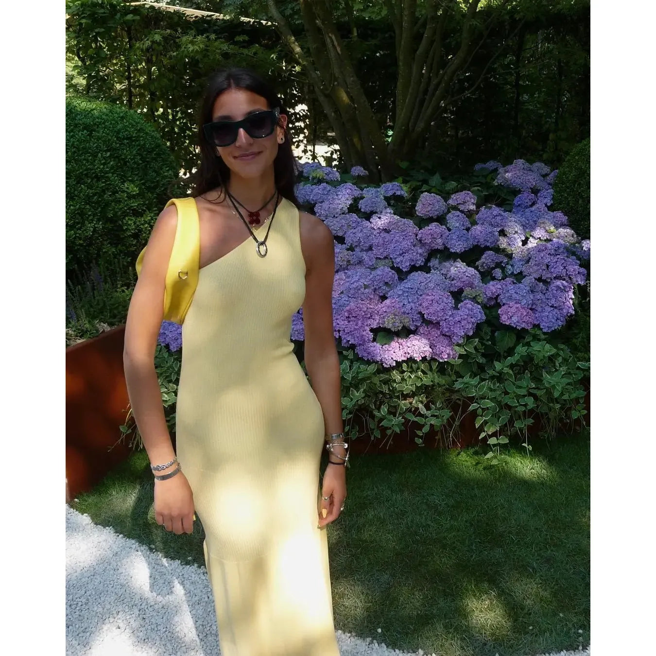 Robe Athina en tricot de coton sculptural & L'élégance asymétrique pour vos soirées chic