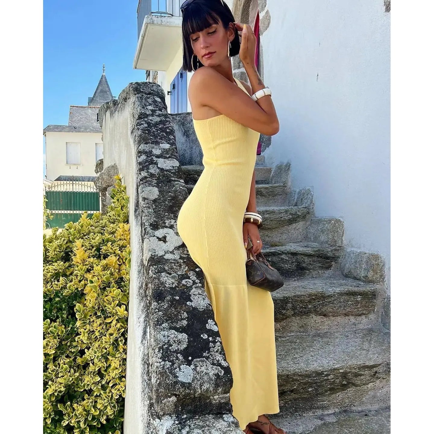 Robe Athina en tricot de coton sculptural & L'élégance asymétrique pour vos soirées chic