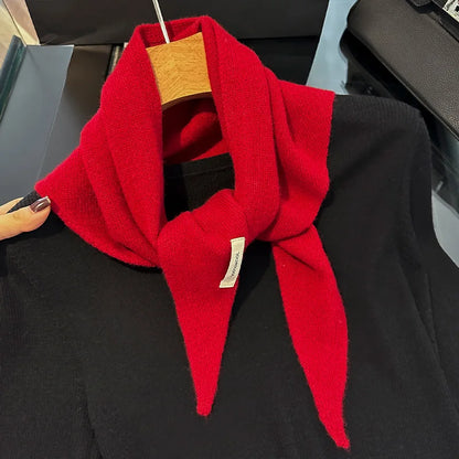 L'Écharpe Triangulaire Chic & Enveloppante | L'Essentiel d'Hiver