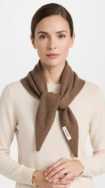 L'Écharpe Triangulaire Chic & Enveloppante | L'Essentiel d'Hiver